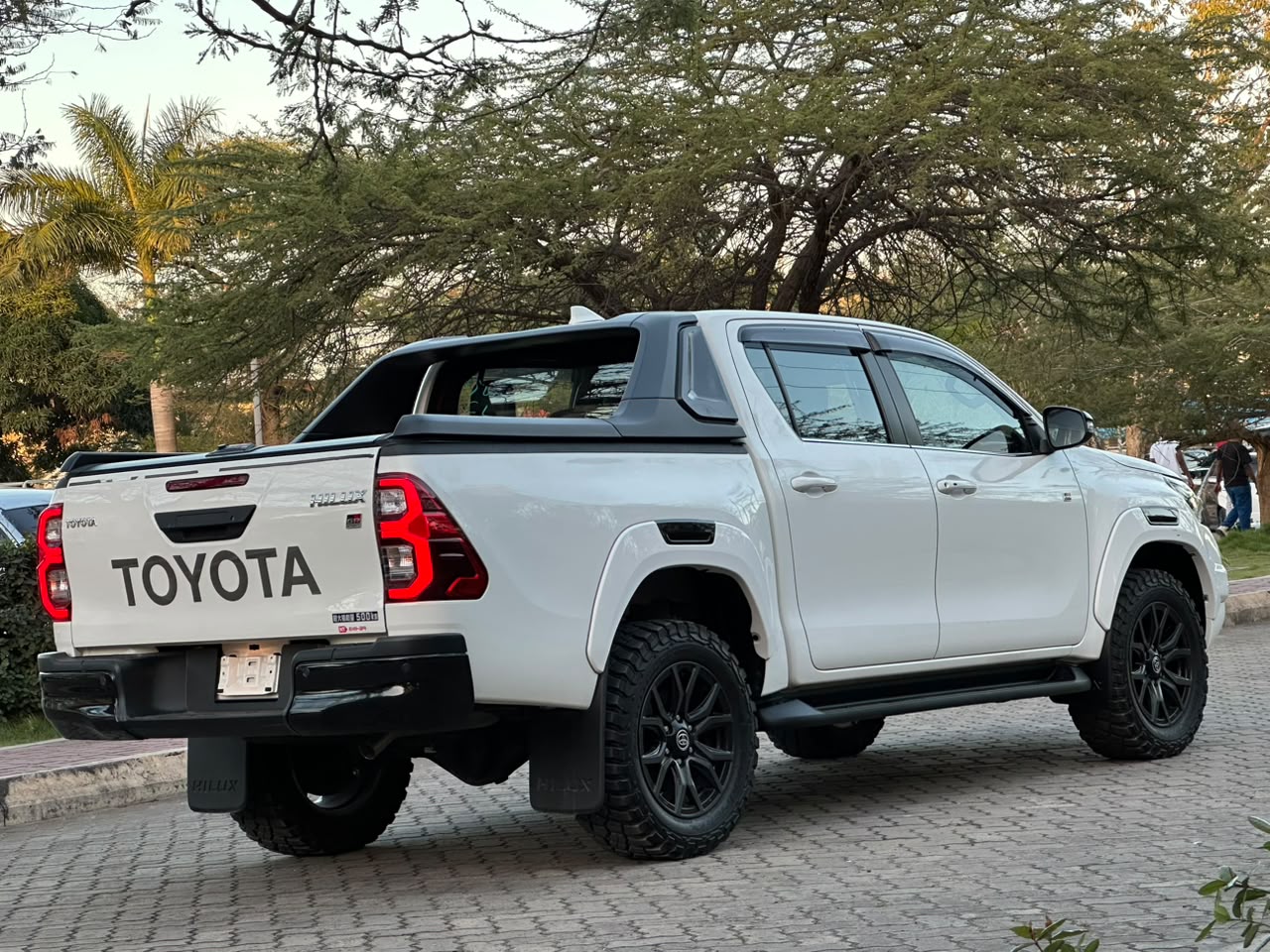 TOYOTA HILUX DOUBLE CABIN GR SPORT EDITION thumbnail 3